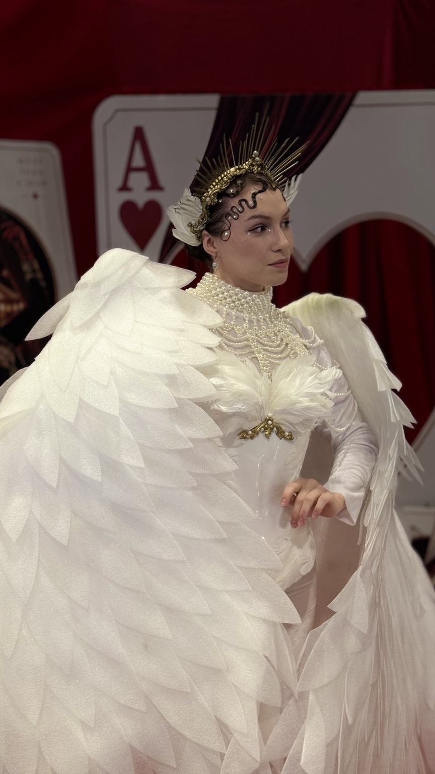 فنانة الملاك الأبيض بزيها الأصلي وأجنحتها البيضاء